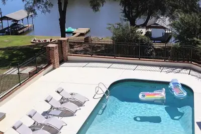 Image de Luxury Lakefront 6br - Sleeps 20+, Pool, Hottub, Gym, Sauna, Golf Sim, 15min Dt