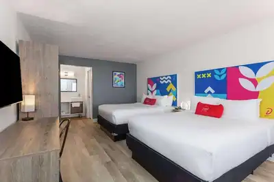 Howard Johnson | 2 Queen | Enjoy Heated Pool + Theme Parks Proximity