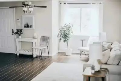 Image de Private Covered Garage +In-Unit Laundry+ Restaurant Row+93 Walkscore + 606 Trail