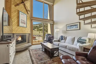 Image de Ski Retreat w/ Hot Tub, Sauna & Loft Walk to Lift She305
