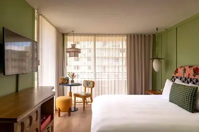 Image de Wayfinder Waikiki | King Lanai | Design Hotel, Poolside Bar | 2 Units