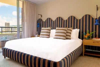 Image de Wayfinder Waikiki | Wayfinder Suite | Beach Apartment, Kitchen Poolside Bar