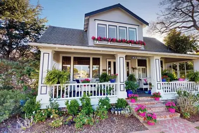 Image de A Timeless Coronado Beach Cottage with Guesthouse