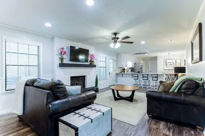 Image de New Pool Table, Ping-Pong, Private Playground, Fire Pit, Library, Play Room