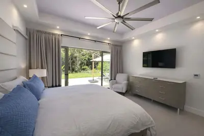 Image de Beautiful 4-bedroom ranch style villa with private pool in Caleton Residences