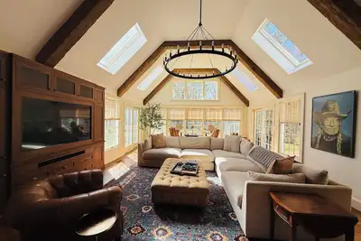 Image de Fifa! Luxury, private custom home w/ indoor hoops, sauna, close to stadium