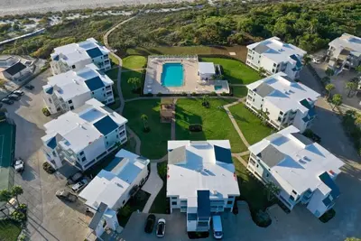 Image de 2br Beachfront Stay with Relaxing Amenities