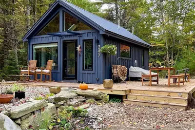 Image de Little Apple Cabin with Wood Stove, King Bed & 5 Private Wooded Acres