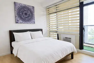 Image de 2-bedroom apartment in tranquil Makati City with Ac and Free Pool, Netflix