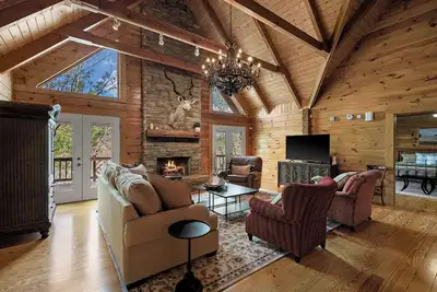 Image de 5 Mins to I-65 - Lakefront Log Home - Dock, Game Room, Kayaks