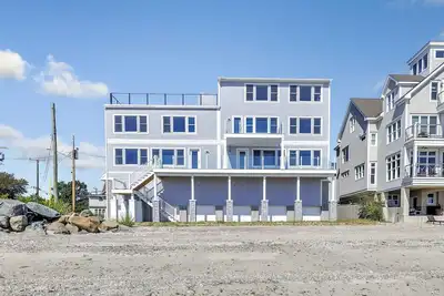 Image de Ultimate Beachfront Retreat Rooftop Deck, Dual Kitchens & Ocean Views