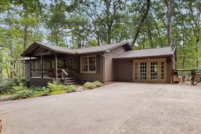Image de Beautiful mountain view home with large deck, fire-pit and gas grill