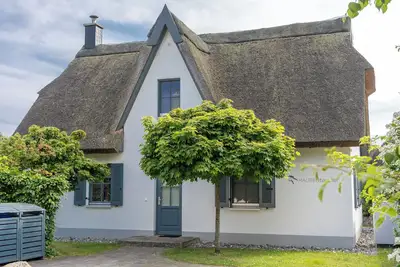 Image de Pure relaxation in a thatched-roof house on Rügen - sauna, fireplace & only 400 m to the beach