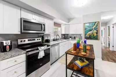 Image de Tropical Bungalow | Hot Tub · Patio · Full Kitchen