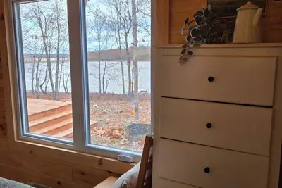 Image de Cozy 1-bedroom waterfront cottage on Indian Lake Nb