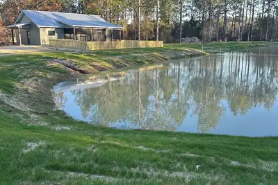 Image de Brand new, pond front 2-bedroom cottage with Ac in delightful Samson