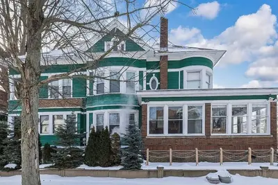 Image de 6-bedroom Victorian house in downtown Erie! Perfect for family & group getaways.