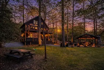 Image de Riverfront Escape - Hot Tub • Game Room • Fire Pit