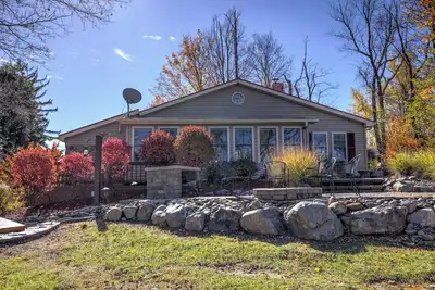 Image de Charming 2-bedroom lake front property that is family friendly.