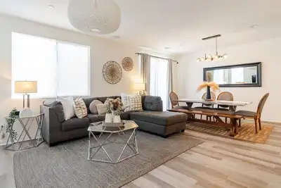 Image de Modern 4br-3ba Home • Family Friendly