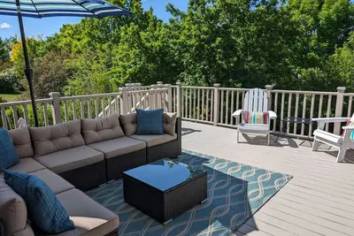 Image de Hot Tub + Gym + Workstations | Family Favorite