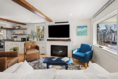 Image de Stunning 3-Bed Cottage, Exposed Beams, Shiplap, Gas Fireplace, Fire Pit, Porch