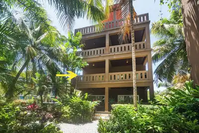 Image de Relax in Egret 2 at Mangrove Dock, a spacious 3-bedroom retreat in Roatan's West End.