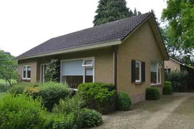 Image de Maison de vacances rurale avec vue dégagée.