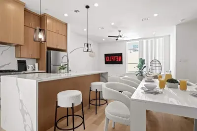 Image de Modern Escape with Private Rooftop & City Views