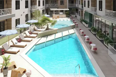 Image de 32 Guests • Brand New Hotel w/ Rooftop, Pool, Restaurant | The Code by AvantStay