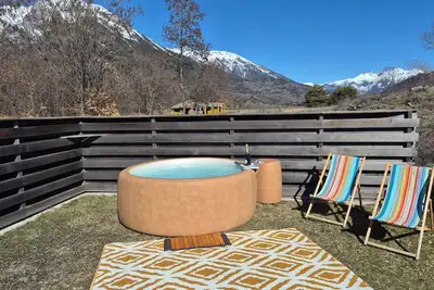 Image de 2 Chalets en fuste avec jacuzzi privatif à la montagne dans un camping 3 étoiles