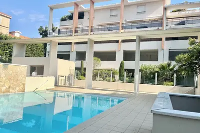 Image de Quiet, spacious, 2 bedroom apartment - minutes from Cannes town Centre.