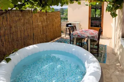 Image de Gîte en Sud-Ardèche avec jacuzzi, Wi-Fi et climatisation