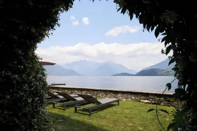 Image de Luxury lakefront apartment with terrace and swimming pool.