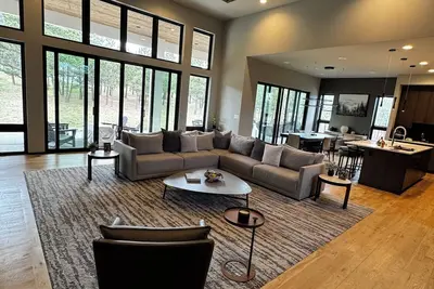 Image de Luxury 6br Mountain Retreat | Sleeps 20 | Theater, Hot Tub & Fire Pit<br>Spacious 4, 500 sq ft home perfect for large groups, weddings & retreats near the Air Force Academy. <br>Enjoy a private acre, entertainment basement, outdoor living, peaceful Mtn