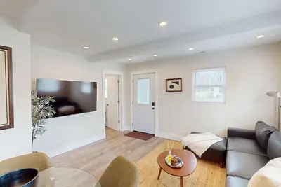 Image de Charming 1br loft w/2 twins, cozy reading nook, walking distance to Iwu