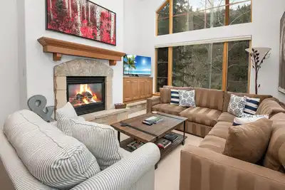 Ski-In/Out Arrowhead Condo | Aw301