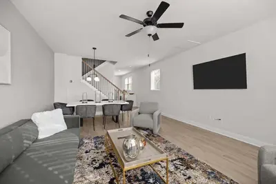 Image de Luxury build - King Bed - Minutes to Uptown