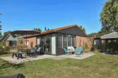Image de The Kingfisher is a comfortable ground-floor bungalow with fenced garden, wood stove and fully equipped kitchen. Near the beach, dunes and forest of Schoorl, Petten and Bergen. Perfect for families and dog lovers.