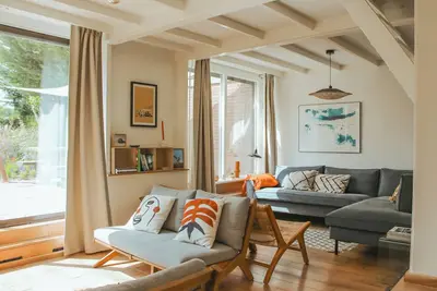 Image de Strandbries is a bright and serene holiday home in Warmenhuizen, close to the beach, dunes and forest of Schoorl, Bergen and Petten. Featuring a wooden floor, sunny garden, Green Egg and slow-living vibe. Perfect for families and nature lovers.