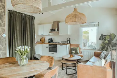 Image de The Soultree is a detached ground-floor cottage with a boho-industrial design on the ’t Geestmerambacht park near Schoorl and Bergen. Enjoy peace, nature and style close to the beach, dunes, forest and Alkmaar.