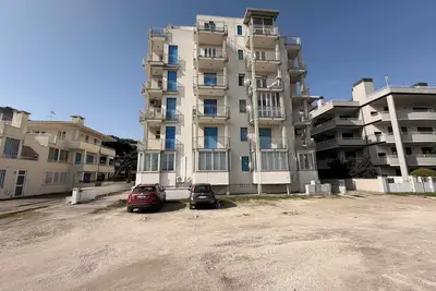 Image de Large three- room apartment facing the sea