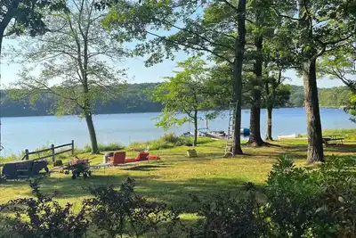 Image de Spring fed Lake front home floating dock and boats