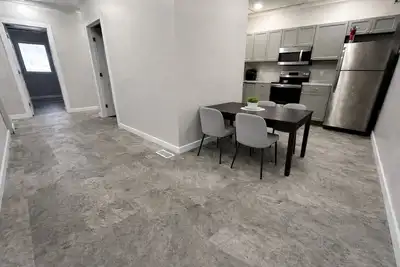 Image de Downtown Vibes 3br ~ Walk to Dining & Nightlife