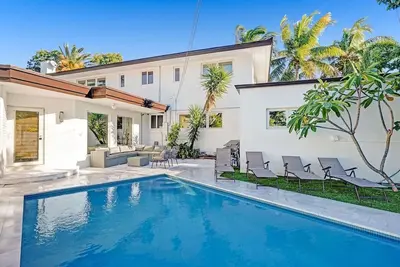 Image de Waterfront Fun! 6br • Pool • Beach 5 Min