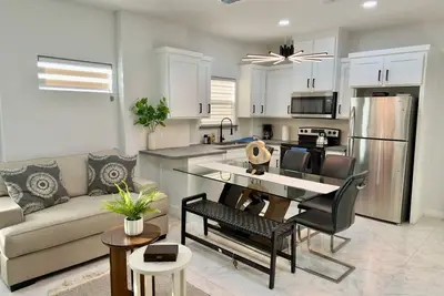 Image de Modern Comfort |Brand New Apartment |Walk to Shops