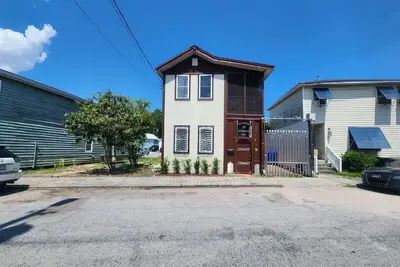 Image de 2 Bed 2 Bath - Great Location! 1 Block off King St