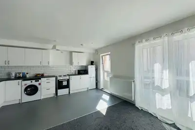 Image de New 2br flat with kitchen living washer laundry car park centre bus airport