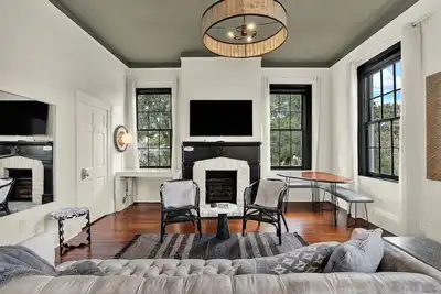 Image de The Treehouse Walk to Forsyth, Balcony