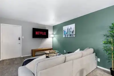 Image de 3 Min Walk to At&T | 2br | Parking + Pets + Gym
